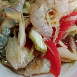 ผู้ชาย ตำระเบิด หน้าร้านโกเด้งสี่แยกชะอำ