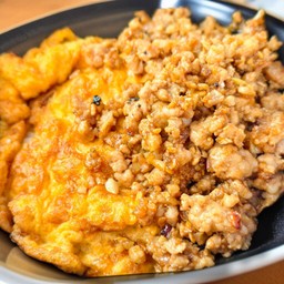 ข้าวไข่เจียว +หมูกระเทียม