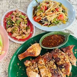 เซต อิ่มอร่อย ไก่ย่างครึ่งตัว ตำป่าทะเล นำ้ตกหมู ข้าวเหนียว 2 ห่อ