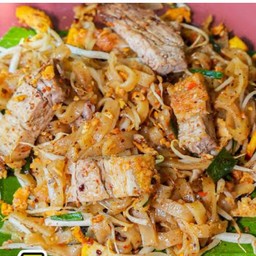 ผัดไทยหมูกรอบ