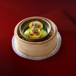 เกี๊ยวกุ้งราดซอสพริกเซียงไฮ้  (2 ลูก)