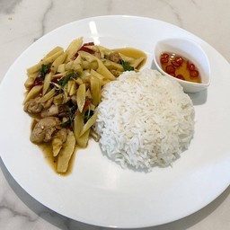 ข้าวกระเพราไก่หน่อไม้