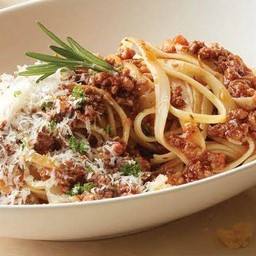 P12.เฟตตูชินี่โบลองเนสเนื้อ