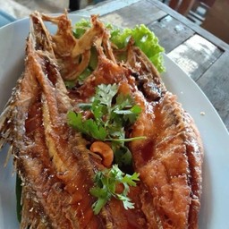 ปลากระพงทอดราดน้ำปลา