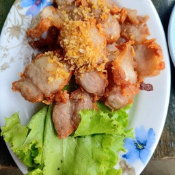 สามชั้นทอดน้ำปลา