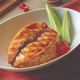 R6.ข้าวผัดน้ำพริกกุ้งเสียบแซลมอนย่าง