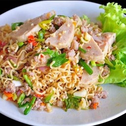 ยำมาม่าไก่สับ + ไก่ยอ