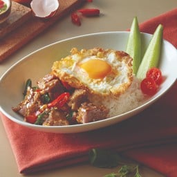 R9.ข้าวกะเพราเนื้อเต๋าออสเตรเลีย + ไข่ดาว