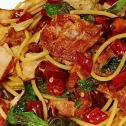 สปาเก็ตตี้ผัดพริกแห้ง (เบคอนกรอบ)