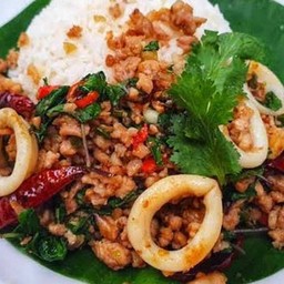 กะเพรา ปลาหมึก หมูสับ ราดข้าว