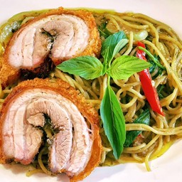 สปาเกตตีเขียวหวานหมูกรอบชาชู