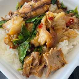 กระเพราขาหมู ราดข้าว