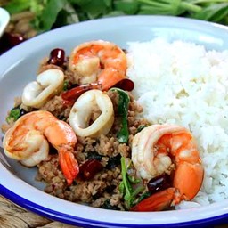 กะเพรา กุ้ง ปลาหมึก หมูสับ ราดข้าว
