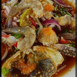 ยำปูม้ากุ้งสด