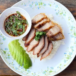 ข้าวมันหมูแดง+หมูกรอบ น้ำจิ้มแจ่ว