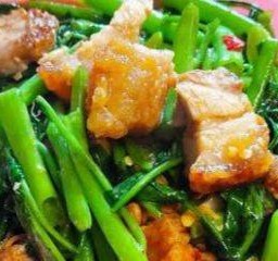 ข้าวราดผักบุ้งหมูกรอบ