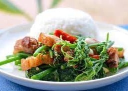 ฟักแม้วหมูกรอบราดข้าว
