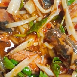 ข้าวกะเพราปลากระป๋องหน่อไม้ดอง