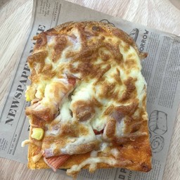 ปังข้าวโพดไส้กรอกปูอัดชีส