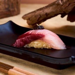 ซูชิฮามาจิทรัฟเฟิล                  (Hamachi Truffle Sushi )