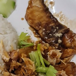 ข้าวกระเทียมพริกไทยปลา
