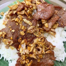 ข้าวเนื้อทอดกะเทียม