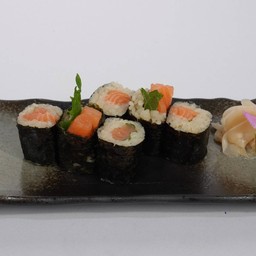 ข้าวห่อสาหร่ายไส้แซลมอน