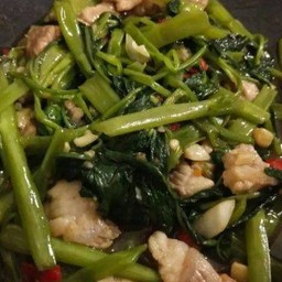 ข้าวราดผักบุ้งหมูชิ้น