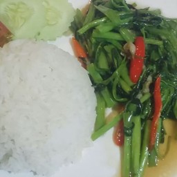 ผัดผักบุ้งราดข้าว