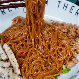 เส้นหมี่คลุกสันคอหมูสไลซ์