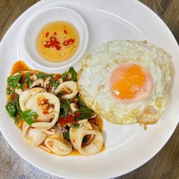 ข้าวกะเพรา ปลาหมึก