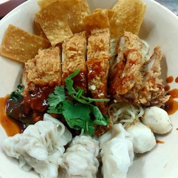 บะหมี่เกี๊ยวแห้ง ไก่ทอด