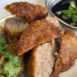 หมูก้อนทอด (กับข้าว)