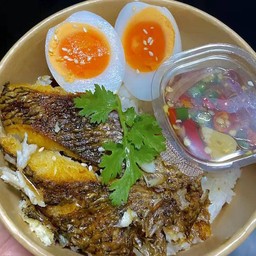 ข้าวหน้าปลานิลแกะ+ไข่เป็ดต้มมะตูม กินคู่กับพริกน้ำปลารสแซ่บ