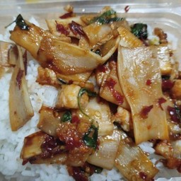 ผัดหน่อไม้ใส่ใบโหระพาราดข้าว