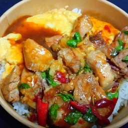 ข้าวไข่ข้นสามชั้นผัดพริกเผาใส้หอมหัวใหญ่