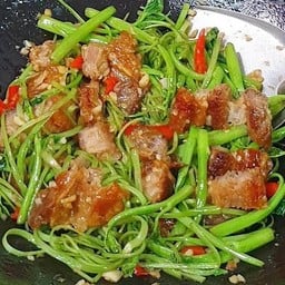 กับ/หมูกรอบผัดกระเฉดไฟแดง