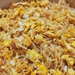 กับ/มาม่าผัดไข่ใส่กะหล่ำปลี