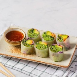 สลัดโรลห่อด้วยแป้งขาว