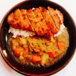 ข้าวหน้าแกงกระหรี่หมูทอด