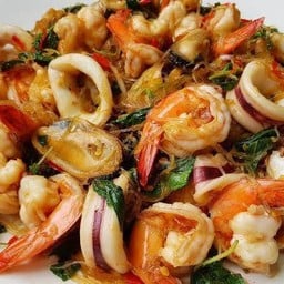 กับ/กะเพราวุ้นเส้นทะเลกุ้งหมึก