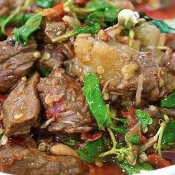 กับ/กะเพราเนื้อตุ๋นไข่เยี่ยวม้า