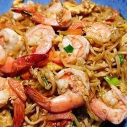 มาม่าผัดกะเพรากุ้ง