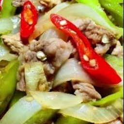 ผัดพริกอ่อนหมูชิ้น