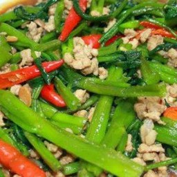 ข้าวราดผักบุ้งหมูสับ