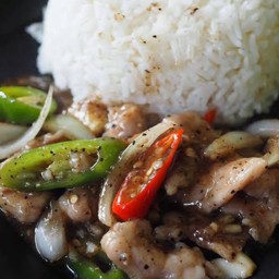 ผัดพริกไทยดำราดข้าว