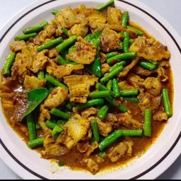 ข้าวราดผัดเผ็ดหมู