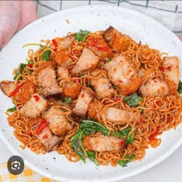 ❤️อิ่มคู่ 2❤️ มาม่ากะเพราหมูกรอบ 2 กล่อง + น้ำส้ม 2 ขวด แถมฟรี นักเก็ต 5 ชิ้น