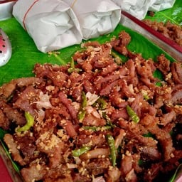 ข้าวเหนียวหมูทอดกระเทียม