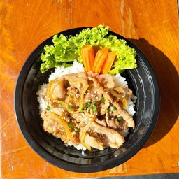 ข้าวหน้าหมูผัดซอสญี่ปุ่น